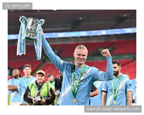 联赛杯曼城破门瞬间助教庆祝动作过大竟从广告牌后摔进场内